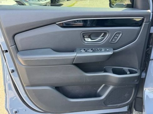 Used 2025 Honda Pilot Touring image 29