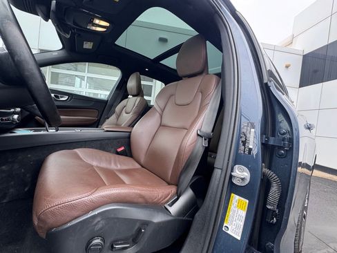 Used 2023 Volvo XC60 B5 Plus image 11