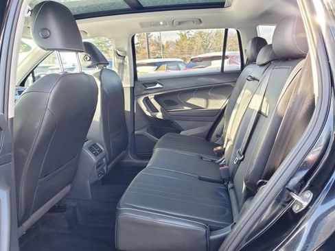 Used 2022 Volkswagen Tiguan SE w/ Panoramic Sunroof Package image 11