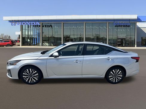 Used 2024 Nissan Altima 2.5 SV w/ SV Premium Package FWD image 2