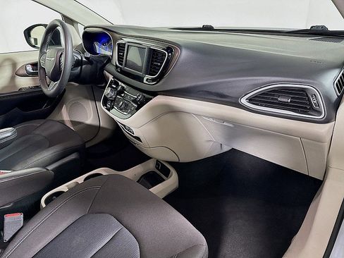 Used 2023 Chrysler Voyager LX image 28