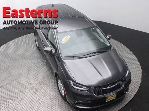 Used 2023 Chrysler Pacifica Touring-L FWD image 3