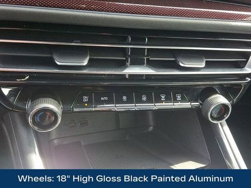 Used 2024 Chevrolet Traverse Z71 image 18