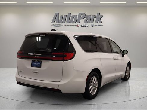 Certified 2025 Chrysler Pacifica Select FWD image 11