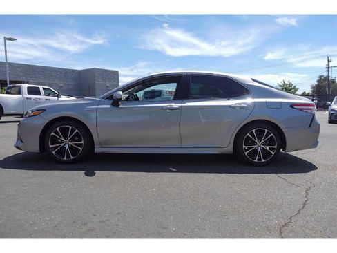 Used 2020 Toyota Camry SE FWD image 6