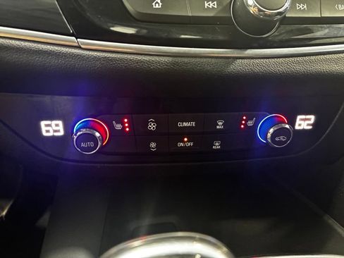 Used 2019 Buick Enclave Essence FWD image 27
