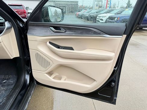 Used 2023 Jeep Grand Cherokee Limited AWD/4WD image 29