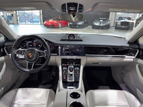 Used 2017 Porsche Panamera image 9
