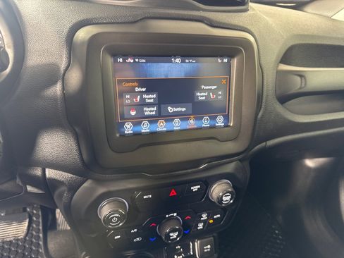 Used 2019 Jeep Renegade Latitude w/ Cold Weather Group image 18