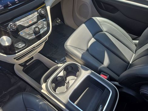 Used 2024 Chrysler Pacifica Touring-L FWD image 27