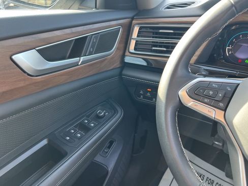 Used 2024 Volkswagen Atlas SE image 18