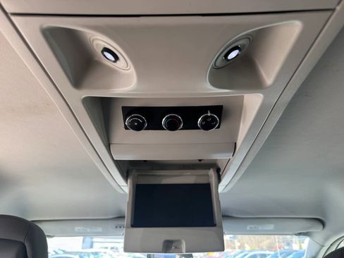 Used 2010 Chrysler Town & Country Touring image 19