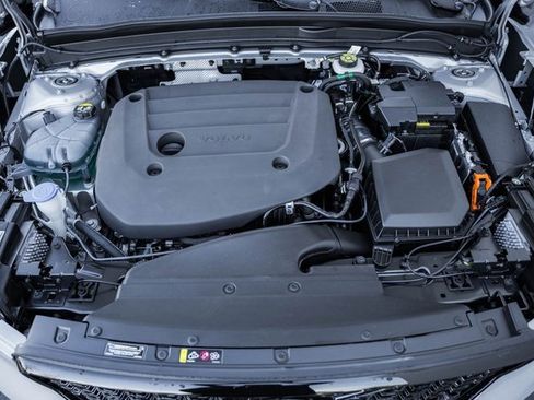 Certified 2025 Volvo XC40 B5 Ultra w/ Climate Package image 18