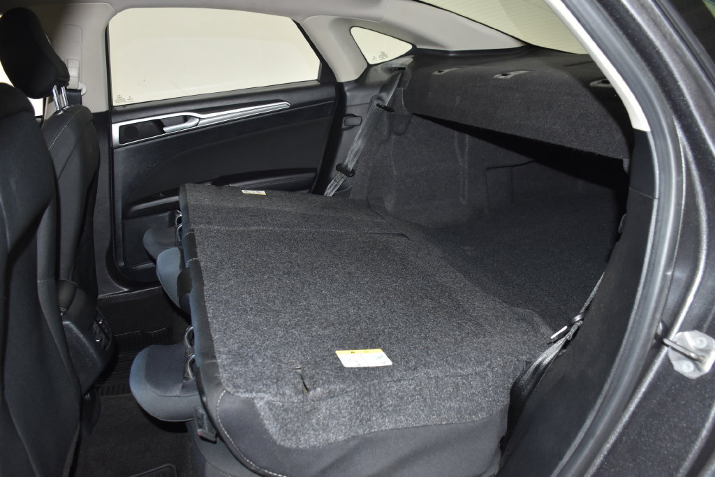Used 2020 Ford Fusion SE FWD image 28