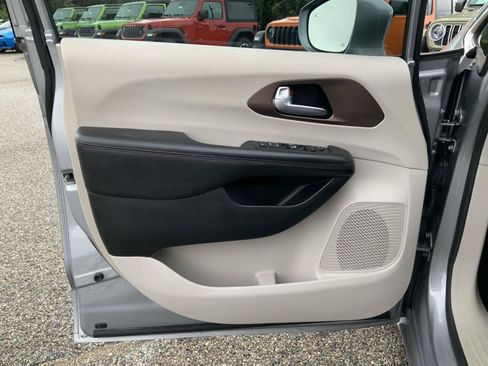 Used 2018 Chrysler Pacifica Touring Plus FWD image 25