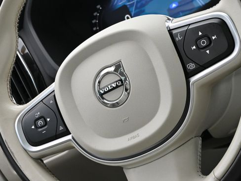 Used 2022 Volvo XC60 B5 Momentum w/ Protection Package Premier FWD image 23