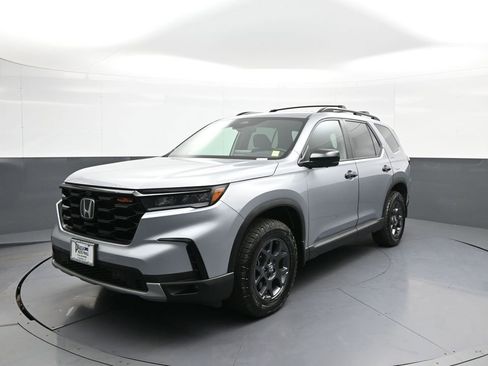 Certified 2025 Honda Pilot TrailSport image 1