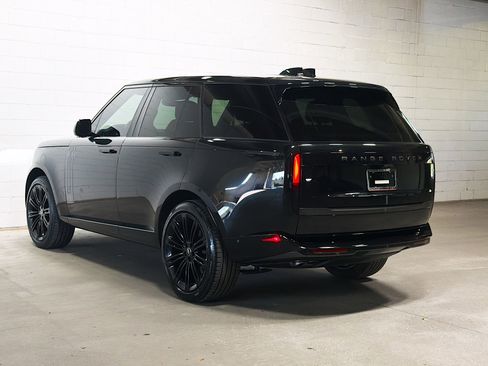Used 2025 Land Rover Range Rover SE image 3