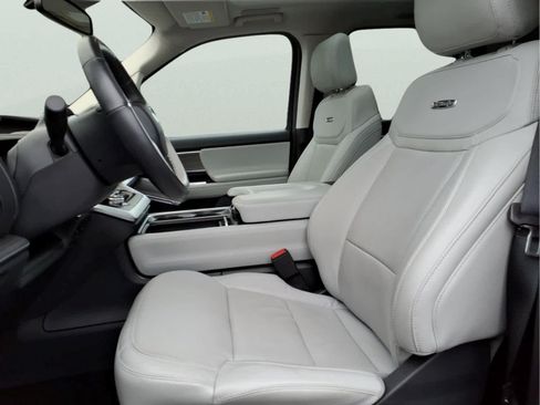 Used 2025 Ford Expedition Platinum w/ Driver's Package AWD/4WD image 15