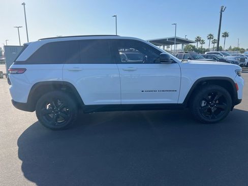 Used 2023 Jeep Grand Cherokee Limited w/ Black Appearance Package RWD image 4