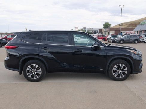 Used 2023 Toyota Highlander XLE AWD/4WD image 5
