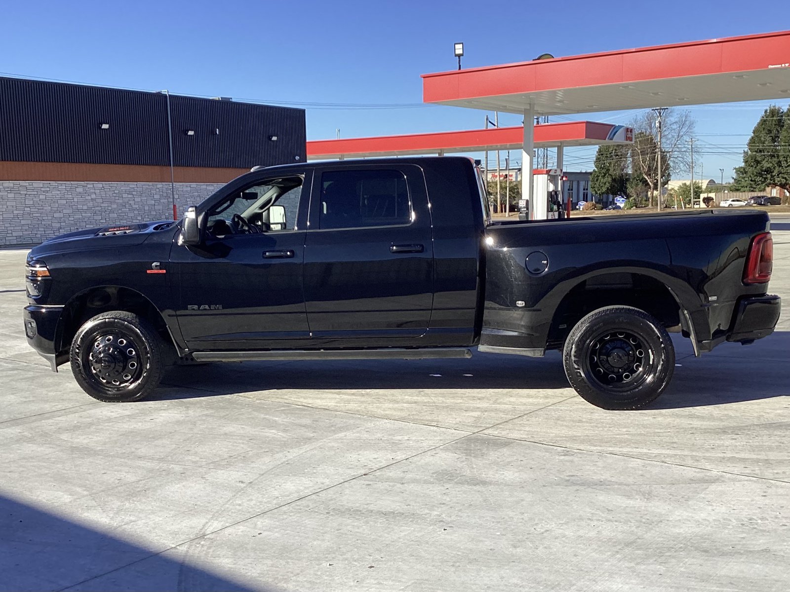 Used 2025 RAM 3500 Laramie AWD/4WD image 7