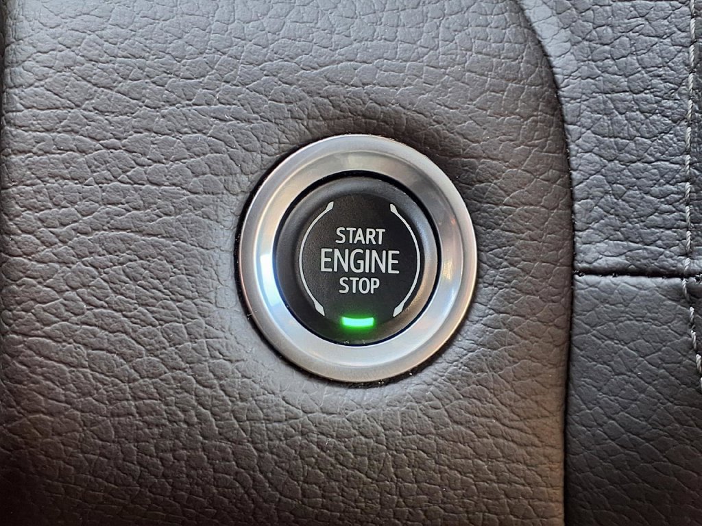 Used 2022 GMC Yukon XL Denali w/ Denali Premium Package AWD/4WD image 9