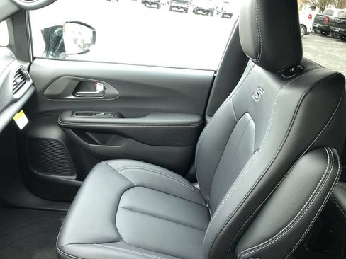New 2026 Chrysler Pacifica Select w/ S Appearance Package AWD/4WD image 32