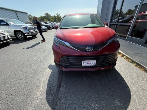 Used 2025 Toyota Sienna XLE w/ XLE Plus Package AWD/4WD image 3