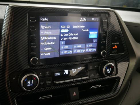 Used 2021 Toyota Highlander XLE image 22