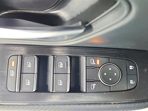 New 2025 Nissan Kicks SR image 18