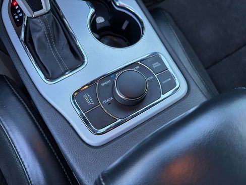 Used 2019 Jeep Grand Cherokee SRT image 38