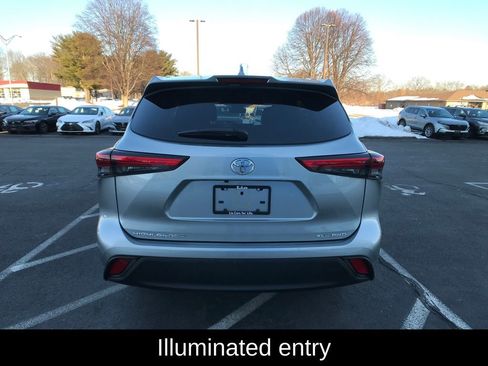 Used 2023 Toyota Highlander XLE image 12
