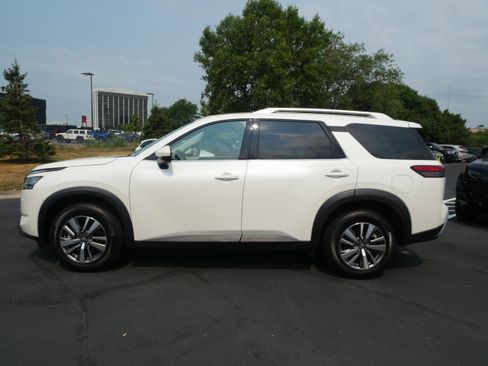 Used 2023 Nissan Pathfinder SL AWD/4WD image 2