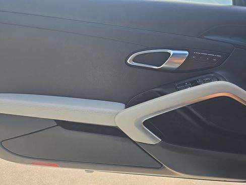 Used 2020 Porsche 718 Boxster RWD image 15
