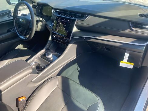 New 2025 Jeep Grand Cherokee Altitude image 31