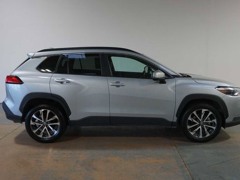 Used 2023 Toyota Corolla Cross XLE image 6