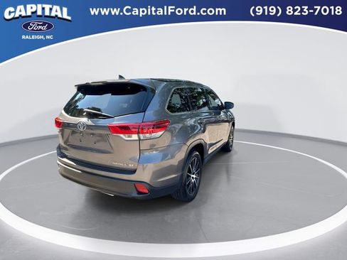 Used 2017 Toyota Highlander SE FWD image 8