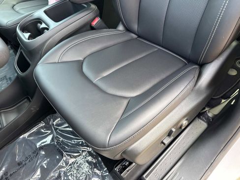 New 2026 Chrysler Pacifica Select FWD image 19