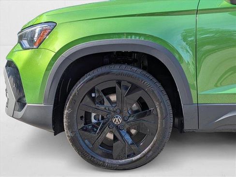New 2025 Volkswagen Taos SE FWD image 20