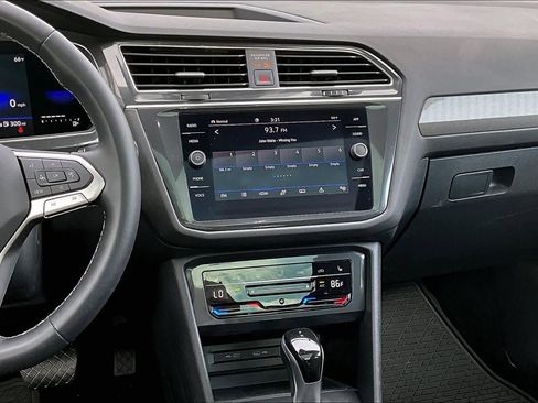 Used 2023 Volkswagen Tiguan SE image 6