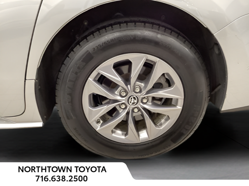 Used 2025 Toyota Sienna XLE FWD image 23
