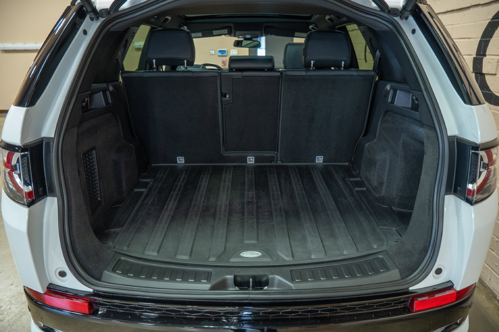 Used 2019 Land Rover Discovery Sport HSE Luxury AWD/4WD image 19