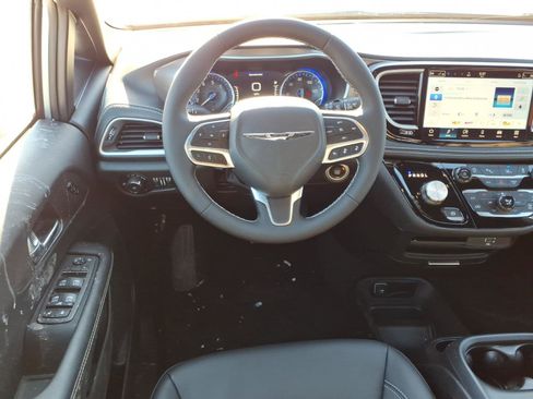 New 2026 Chrysler Pacifica Select image 12