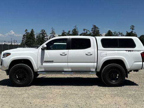 Used 2018 Toyota Tacoma TRD Sport w/ Technology Package RWD image 6