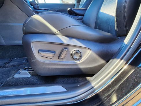 Used 2023 Toyota Venza Limited image 29