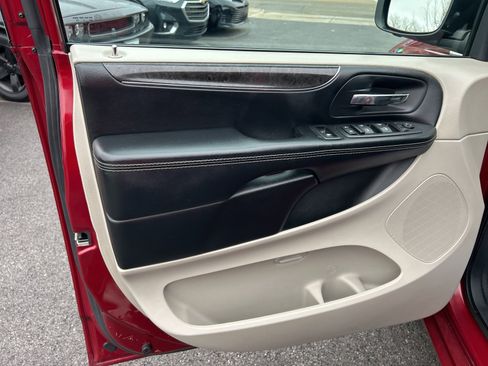 Used 2016 Chrysler Town & Country Touring image 20