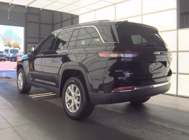 Used 2023 Jeep Grand Cherokee Limited AWD/4WD image 4