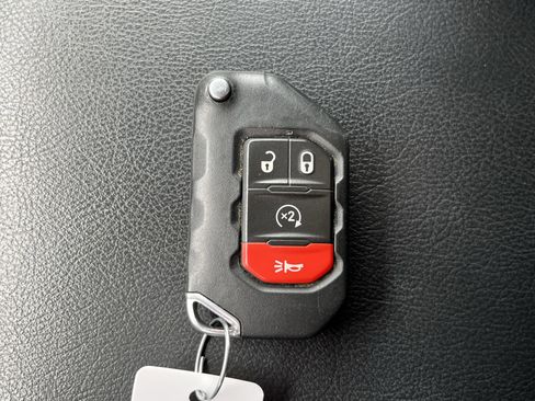 Used 2023 Jeep Wrangler Unlimited w/ Sun & Screen Package image 37