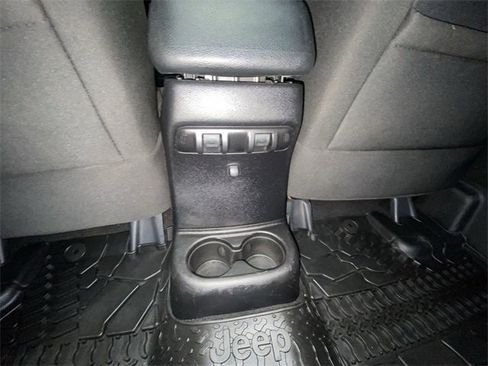 Used 2014 Jeep Wrangler Unlimited Sahara image 28